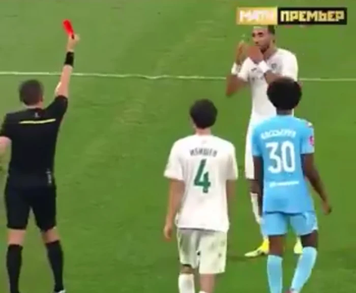 أغرب قرار لحكم في الدوري الروسي.. طرد لاعب تونسي ثم إعادته للملعب بقميص من المدرجات.. فيديو