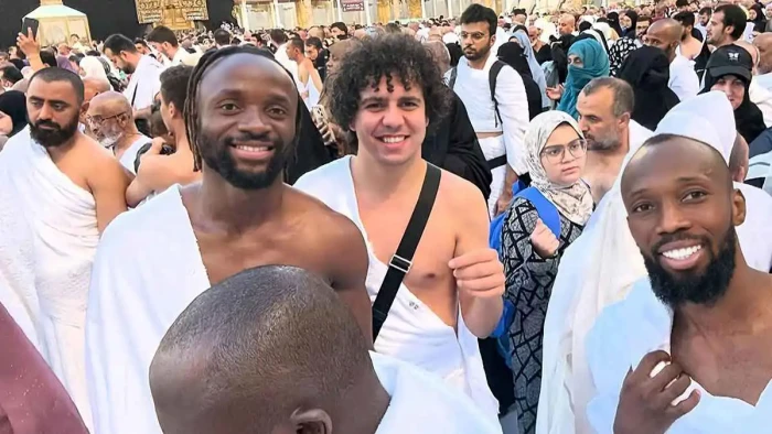 «بعد إعلان إسلامه وتسجيله هاتريك أمام الأهلي» .. بالفيديو.. فيستون مايلي مهاجم بيراميدز المصري يؤدي مناسك العمرة