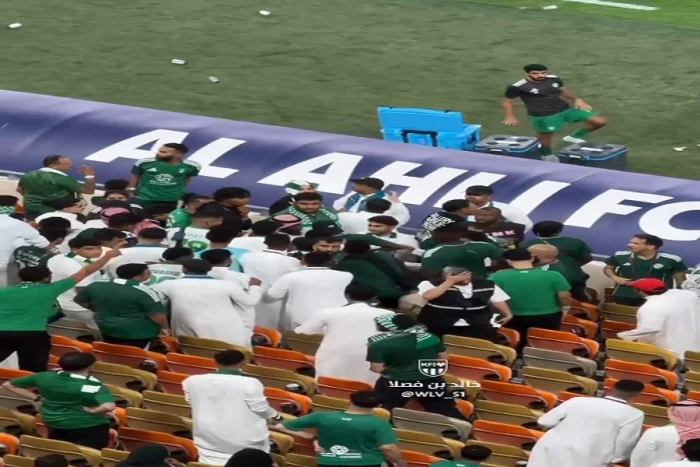 بالفيديو.. عيد المولد لاعب الأهلي يشتبك مع جماهير النادي بعد الخسارة أمام بيراميدز المصري