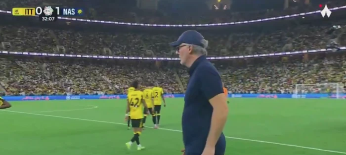 بالفيديو.. تصرف غريب من لوران بلان خلال مباراة الاتحاد والنصر