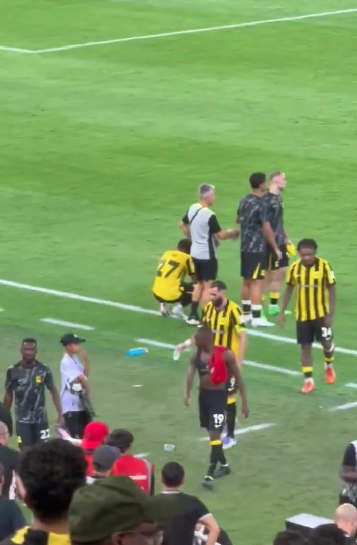 بالفيديو.. رد فعل كريم بنزيما بعد خسارة الاتحاد أمام شباب الأهلي الإماراتي