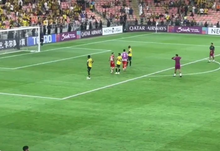 بالفيديو.. جماهير الاتحاد تنقلب على لاعبي الفريق بعد الخسارة أمام شباب الأهلي الإماراتي.. ماذا حدث؟