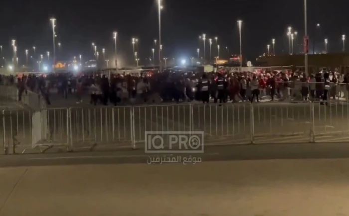 شاهد.. لحظة اقتحام جماهير إندونيسيا ملعب المباراة قبل مواجهة المنتخب السعودي