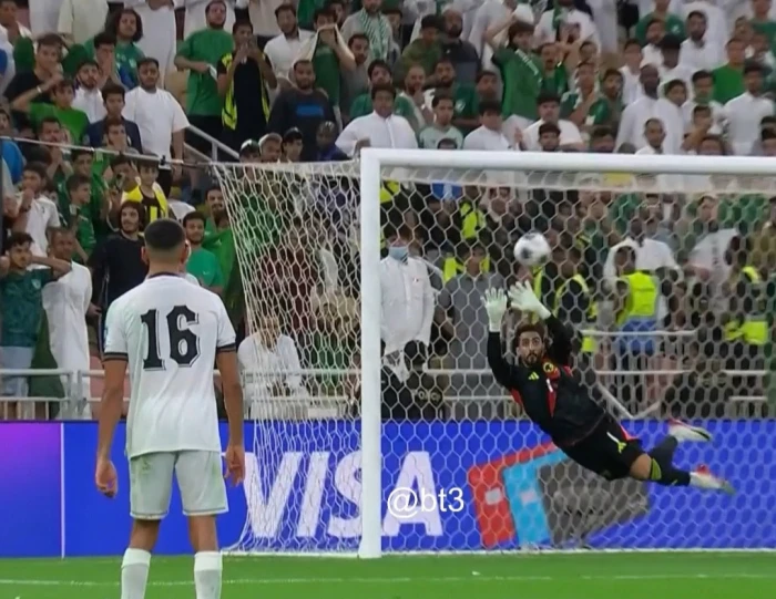 بالفيديو: تصدي مذهل من "نواف العقيدي" في الثواني الأخيرة من المباراة أمام العراق