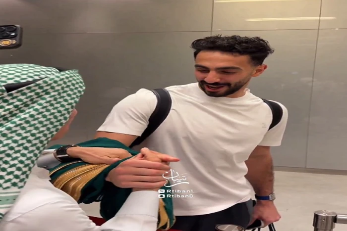 بالفيديو.. إبراهيم الفريان يمنح نواف العقيدي "بشت أخضر"