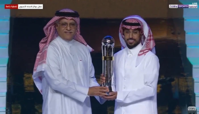 بالفيديو: سالم الدوسري يتوج يحائزة أفضل لاعب في آسيا