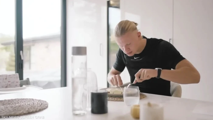 "من القهوة إلى الضوء الأحمر".. بالفيديو: هالاند يكشف تفاصيل غير متوقعة عن حياته خارج الملعب !