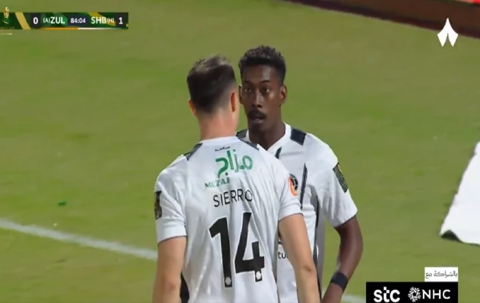 بالفيديو.. مشادة بين ثنائي الشباب  الغليميش وسيرو بعد خطأ كاد يكلف الفريق هدفًا أمام الزلفي