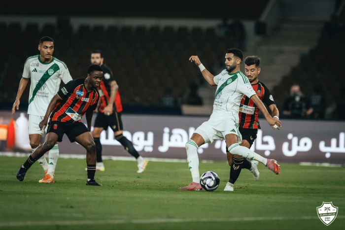 خبير تحكيمي يحسم الجدل بشأن ركلة الجزاء المحتسبة للأهلي أمام الرياض