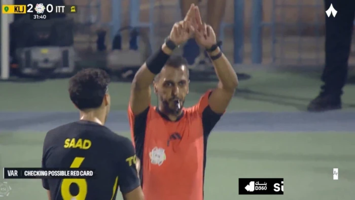 خبير تحكيمي يكشف عن خطأ فادح لحكم مباراة الاتحاد أمام الخليج