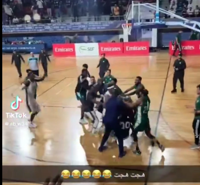 بالفيديو.. مشاجرة عنيفة بين لاعبي الأهلي والعلا في دوري السلة