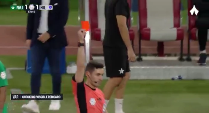 بالفيديو: لحظة طرد ثنائي النجمة " لازارو وجواد اليامق " أمام الهلال