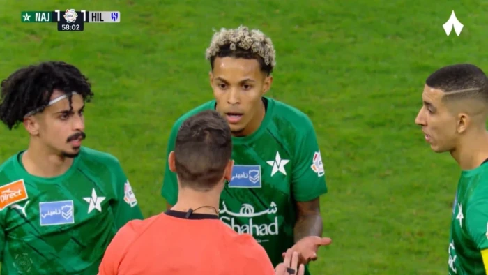 خبير تحكيمي يكشف القرار الصحيح في لقطة طرد لاعب النجمة "لازارو" أمام الهلال
