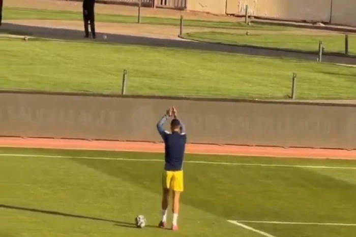 بالفيديو.. تصرف غريب من كريستيانو رونالدو قبل مباراة النصر أمام نيوم