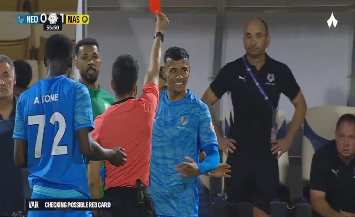 خبير تحكيمي يحسم الجدل بشأن طرد "رودريغيز" لاعب نيوم أمام النصر