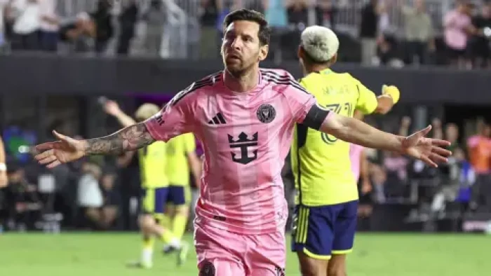 على طريقة والده.. بالفيديو.. نجل ميسي يسجل هدفًا رائعًا من ضربة حرة مباشرة