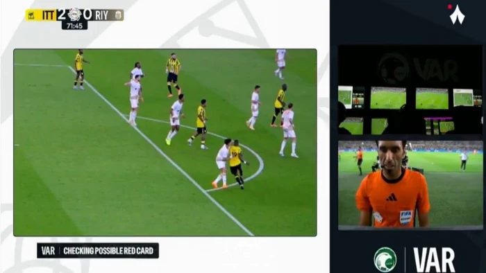خبير تحكيمي يحسم الجدل بشأن طرد لاعب الاتحاد موسى ديابي أمام الرياض
