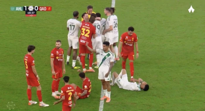 شاهد.. لحظة طرد لاعب الأهلي زياد الجهني أمام القادسية