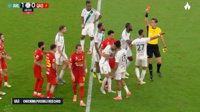 خبير تحكيمي يكشف مفاجأة بشأن طرد لاعب الأهلي زياد الجهني أمام القادسية