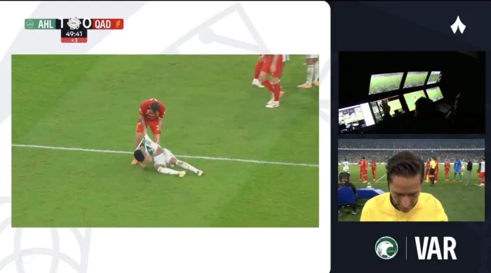 بالفيديو.. خليل جلال يحسم الجدل حول طرد لاعب الأهلي زياد الجهني أمام القادسية