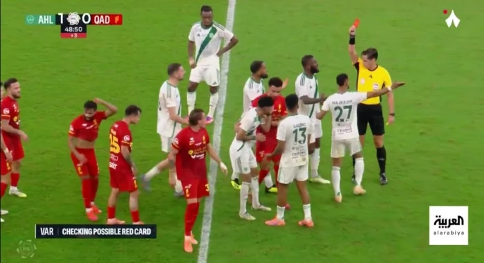بالفيديو.. خبير تحكيمي يكشف مفاجأة بشأن طرد لاعب الأهلي زياد الجهني أمام القادسية