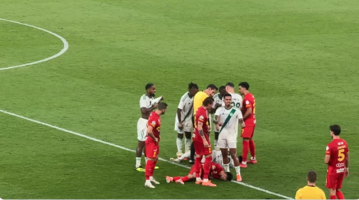 «أحضروا الإسعاف».. بالفيديو.. غالينو محترف الأهلي يسخر من أوتافيو