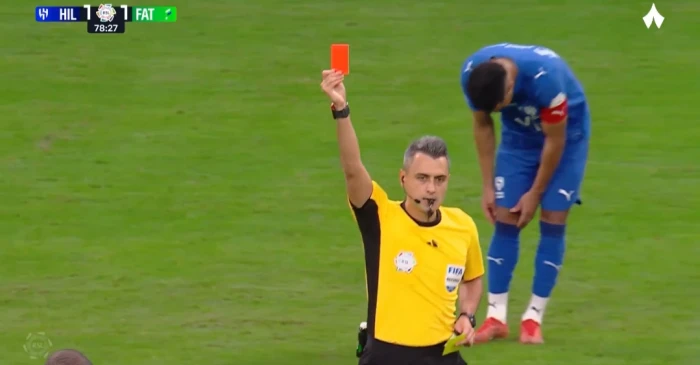 بالفيديو: لحظة طرد لاعب الهلال "ناصر الدوسري" أمام الفتح
