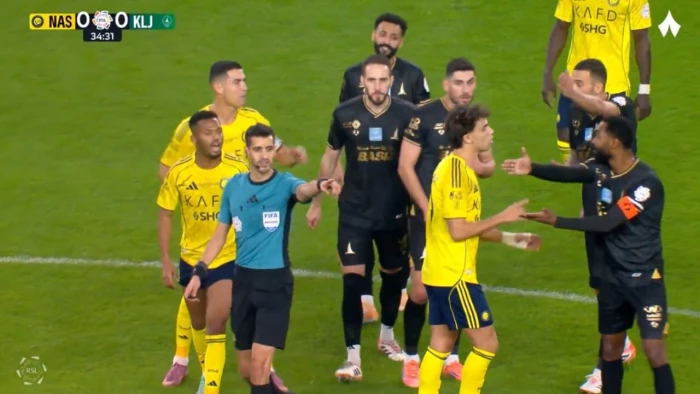 خبير تحكيمي يحسم الجدل حول هدف النصر الملغي أمام الخليج