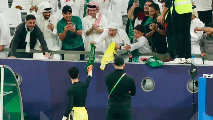 بالفيديو.. نواف العقيدي يقدم هدية لـ إبراهيم الفريان بعد فوز السعودية على عمان