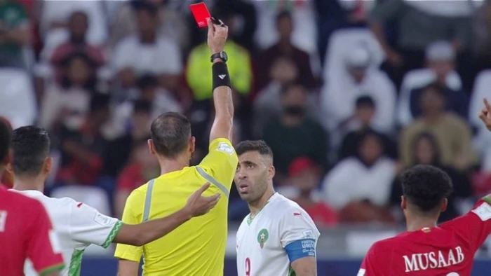 بالفيديو.. ضربة خطيرة تتسبب في طرد عبدالرزاق حمدالله من مباراة المغرب وعُمان بكأس العرب