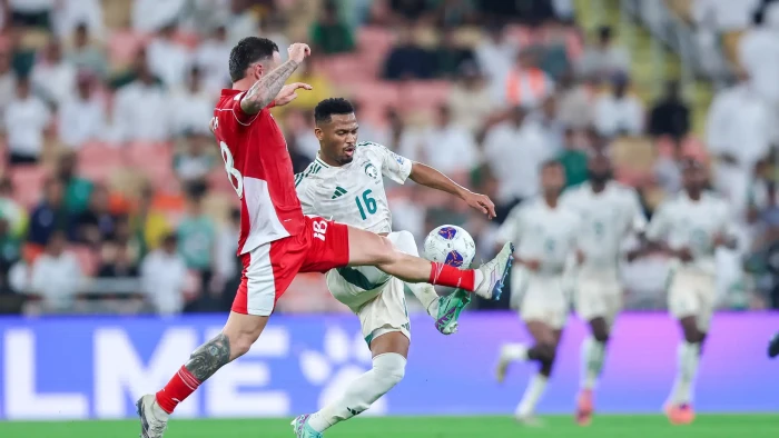 أيمن يحيى لاعب النصر في مدريد بعد إصابته مع المنتخب السعودي.. فما السبب؟