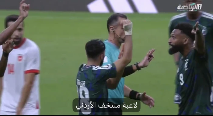 بالفيديو.. مطالبات بركلة جزاء للمنتخب السعودي أمام الأردن
