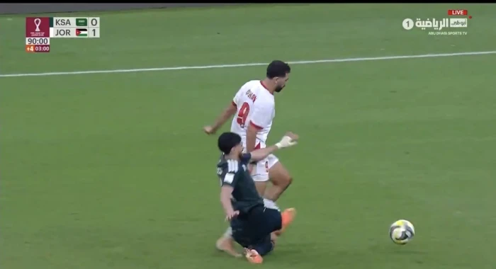 بالفيديو.. لحظة طرد لاعب المنتخب السعودي وليد الأحمد أمام الأردن في نصف نهائي كأس العرب