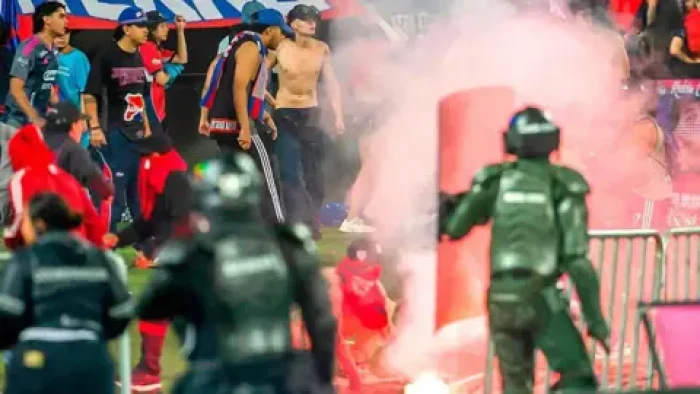 بالفيديو.. أحداث شغب واشتباكات عنيفة بين الجماهير في نهائي كأس كولومبيا