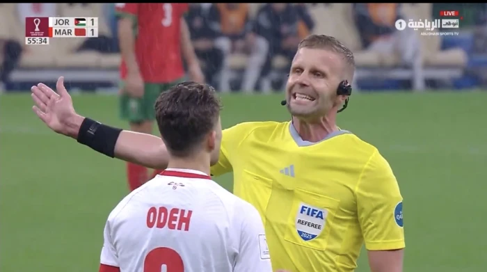 «والله فيها».. بالفيديو.. الحكم السويدي يفاجئ  سعد الروسان لاعب الأردن بالتحدث بالعربية في نهائي كأس العرب