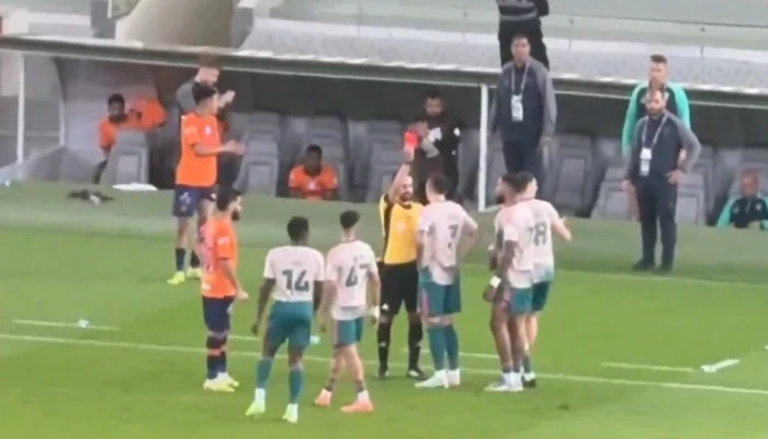 بالفيديو: لحظة طرد لاعب الأهلي "إيبانيز" أمام الفيحاء