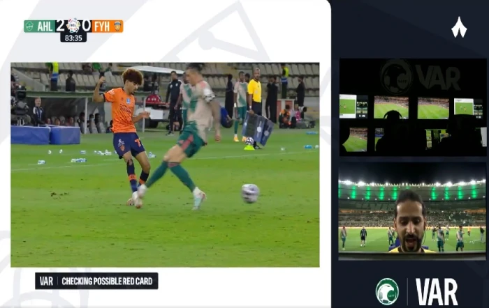 بالفيديو.. طرد مدافع الأهلي إيبانيز بعد تدخل عنيف على لاعب الفيحاء