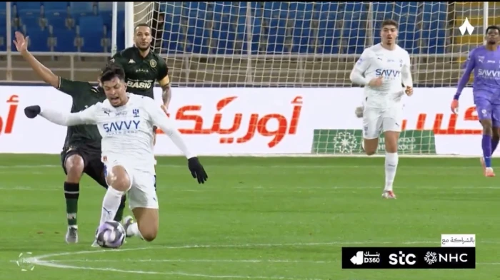 بالفيديو.. طرد لاعب الخلود عبدالرحمن الدوسري أمام الهلال