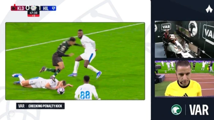 خبير تحكيمي يوضح صحة قرار الحكم بشأن ركلة الجزاء المحتسبة للخلود أمام الهلال