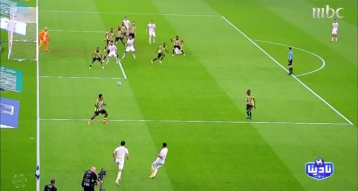 بالفيديو.. خبير تحكيمي يكشف عن خطأ تحكيمي مؤثر في لقاء الاتحاد والتعاون