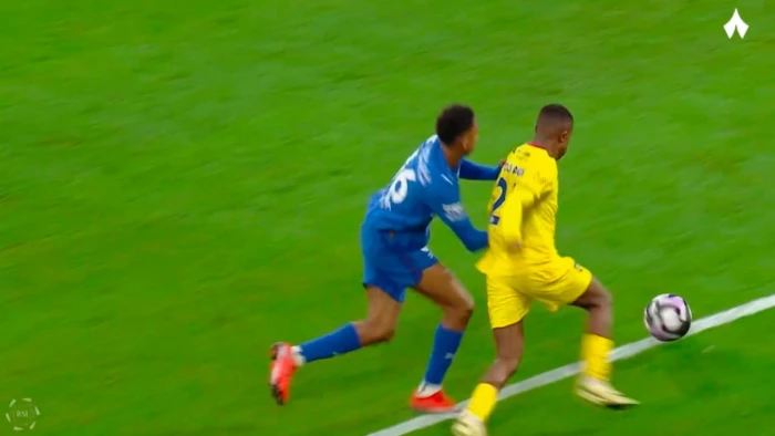 خبير تحكيمي يكشف عن خطأ فادح في مباراة الهلال والحزم