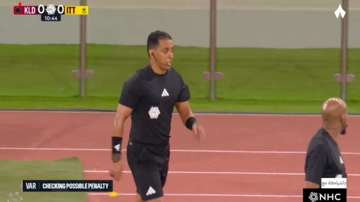خبير تحكيمي يحسم الجدل حول ركلة جزاء الاتحاد أمام الخلود