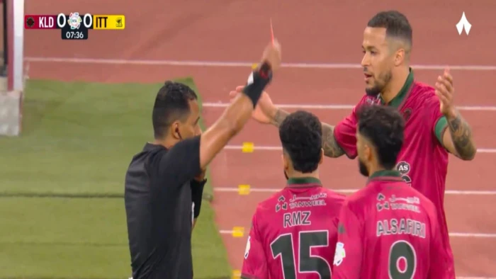 خبير تحكيمي يكشف رأيه بشأن طرد مدافع الخلود إيكونغ أمام الاتحاد