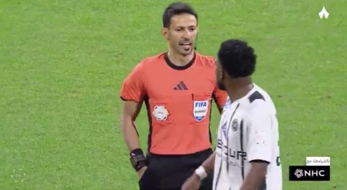 بالفيديو… لحظة طرد لاعب الشباب عبدالله معتوق بعد بصقه على الحكم ماجد الشمراني