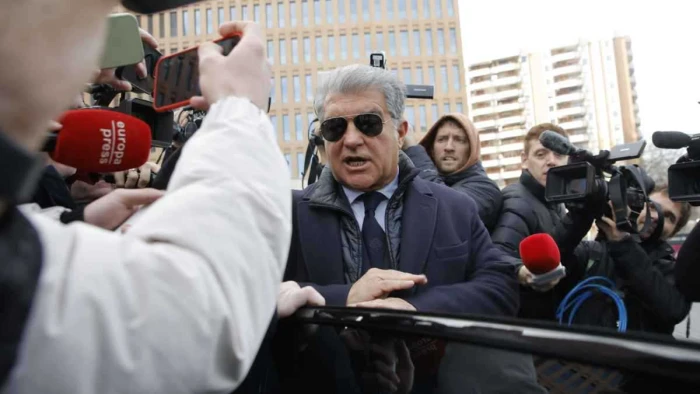 «عرض عليه مالاً للمساعدة».. بالفيديو.. صانع محتوى يحرج رئيس برشلونة