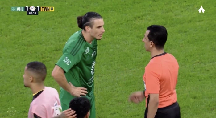 بالفيديو.. طرد لاعب الأهلي "إيبانيز" بعد تدخل عنيف على روجر مارتينيز