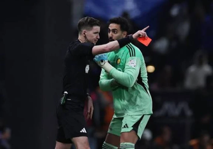 الانضباط تعاقب نواف العقيدي بالإيقاف والغرامة بعد طرده أمام الهلال