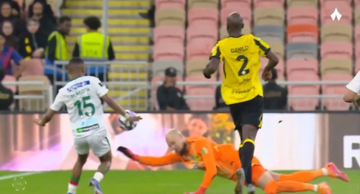 بالفيديو: لحظة طرد حارس الاتحاد "رايكوفيتش" أمام الاتفاق