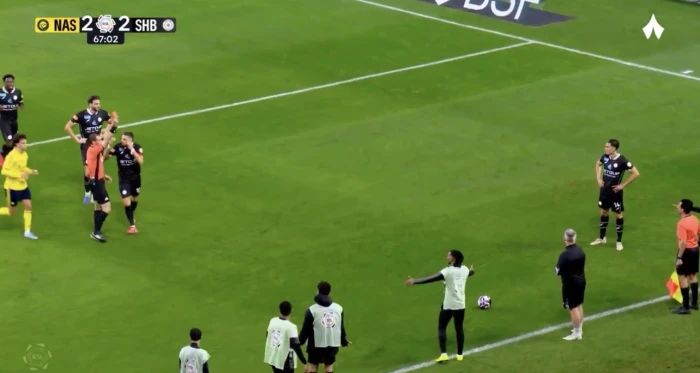 بالفيديو: لحظة طرد لاعب الشباب فنسنت سيرو أمام النصر