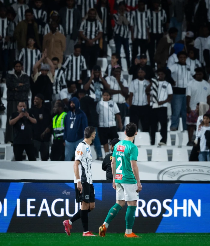 بالفيديو.. مشادة كلامية بين جماهير الشباب وكاراسكو بعد التعادل مع النجمة.. والأخير يرد بطريقته